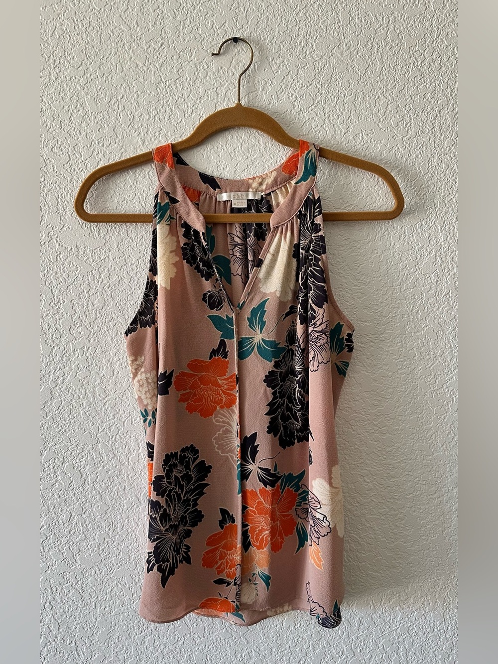 Sleeveless Floral V-Neck Top in Dusty Pink